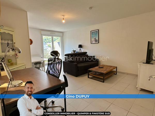 QUIMPER – APPARTEMENT T2 DE 50 M² ENVIRON – REZ-DE-CHAUSSÉE – RÉSIDENCE SÉCURISÉE DE 2003 – BALCON – CHAMBRE AVEC PLACARD – CUISINE AMÉNAGÉE ET ÉQUIPÉE – PARKING PRIVATIF – LOCAL VÉLOS – RAVALEMENT DÉJÀ VOTÉ À CHARGE VENDEUR – DPE C.

**** Rez-de-chaussée – balcon – parking aérien privatif – ravalement de façade déjà voté et pris en charge par le vendeur. ****

Gino DUPUY vous propose, à Quimper, à proximité des commerces, des commodités et des établissements scolaires, cet appartement T2 de 50 m² environ, situé au rez-de-chaussée d'une résidence sécurisée de 2003.

L'appartement bénéficie d'une distribution fonctionnelle, avec un séjour donnant directement accès au balcon, une cuisine semi-ouverte aménagée et équipée ainsi qu'une chambre disposant de son propre placard.

Une place de stationnement aérienne privative complète le bien. La copropriété dispose également d'un local à vélos commun.

Point important : le ravalement de la résidence a déjà été voté et restera à la charge du vendeur.

L'appartement se compose de la manière suivante :

– Une entrée avec placard.
– Un salon-séjour donnant sur le balcon.
– Une cuisine semi-ouverte, aménagée et équipée.
– Une chambre avec placard intégré.
– Une salle de bains.
– Un WC indépendant.

Informations complémentaires :

– Surface : 50 m².
– Résidence construite en 2003.
– Rez-de-chaussée.
– Résidence sécurisée.
– Balcon.
– Parking aérien privatif.
– Local à vélos commun.
– Chauffage électrique par radiateurs à inertie programmables.
– Volets roulants manuels.
– Menuiseries PVC double vitrage
– Fibre optique.
– Assainissement collectif : tout à l'égout.
– Interphone.
– Ravalement déjà voté et à charge vendeur.
– DPE : classe C 
– Taxe foncière : 817 €.
– Charges de copropriété : environ 99 €/mois

*** Plan croquis et superficies en fin d'annonce ***

Un appartement adapté aussi bien à une résidence principale qu'à un projet d'investissement, avec stationnement privatif et balcon, tout en bénéficiant d'un emplacement pratique à proximité des principaux services de Quimper.

--- Visite uniquement sur rendez-vous ---

Contact Exclusif BSK : Gino DUPUY

VENTE IMMOBILIÈRE – QUIMPER & FINISTÈRE SUD
Échangeons sur votre projet, sans engagement, pour définir la meilleure stratégie de vente.

APPORTEURS D'AFFAIRES
Vous connaissez quelqu'un qui souhaite vendre ou acheter ?
Un simple message suffit pour initier un contact, je m'occupe du reste. Rémunération attractive.

COLLABORATION INTERCABINET
Discutons volontiers d'un partage de mandat ou d'un acheteur en recherche.

Honoraires charge vendeur : aucun frais d'agence supplémentaires pour vous.
Le prix affiché est votre prix final hors frais de notaire.