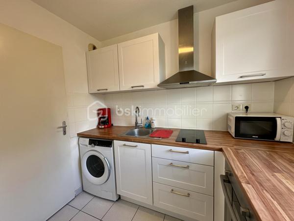 QUIMPER – APPARTEMENT T2 DE 50 M² ENVIRON – REZ-DE-CHAUSSÉE – RÉSIDENCE SÉCURISÉE DE 2003 – BALCON – CHAMBRE AVEC PLACARD – CUISINE AMÉNAGÉE ET ÉQUIPÉE – PARKING PRIVATIF – LOCAL VÉLOS – RAVALEMENT DÉJÀ VOTÉ À CHARGE VENDEUR – DPE C.

**** Rez-de-chaussée – balcon – parking aérien privatif – ravalement de façade déjà voté et pris en charge par le vendeur. ****

Gino DUPUY vous propose, à Quimper, à proximité des commerces, des commodités et des établissements scolaires, cet appartement T2 de 50 m² environ, situé au rez-de-chaussée d'une résidence sécurisée de 2003.

L'appartement bénéficie d'une distribution fonctionnelle, avec un séjour donnant directement accès au balcon, une cuisine semi-ouverte aménagée et équipée ainsi qu'une chambre disposant de son propre placard.

Une place de stationnement aérienne privative complète le bien. La copropriété dispose également d'un local à vélos commun.

Point important : le ravalement de la résidence a déjà été voté et restera à la charge du vendeur.

L'appartement se compose de la manière suivante :

– Une entrée avec placard.
– Un salon-séjour donnant sur le balcon.
– Une cuisine semi-ouverte, aménagée et équipée.
– Une chambre avec placard intégré.
– Une salle de bains.
– Un WC indépendant.

Informations complémentaires :

– Surface : 50 m².
– Résidence construite en 2003.
– Rez-de-chaussée.
– Résidence sécurisée.
– Balcon.
– Parking aérien privatif.
– Local à vélos commun.
– Chauffage électrique par radiateurs à inertie programmables.
– Volets roulants manuels.
– Menuiseries PVC double vitrage
– Fibre optique.
– Assainissement collectif : tout à l'égout.
– Interphone.
– Ravalement déjà voté et à charge vendeur.
– DPE : classe C 
– Taxe foncière : 817 €.
– Charges de copropriété : environ 99 €/mois

*** Plan croquis et superficies en fin d'annonce ***

Un appartement adapté aussi bien à une résidence principale qu'à un projet d'investissement, avec stationnement privatif et balcon, tout en bénéficiant d'un emplacement pratique à proximité des principaux services de Quimper.

--- Visite uniquement sur rendez-vous ---

Contact Exclusif BSK : Gino DUPUY

VENTE IMMOBILIÈRE – QUIMPER & FINISTÈRE SUD
Échangeons sur votre projet, sans engagement, pour définir la meilleure stratégie de vente.

APPORTEURS D'AFFAIRES
Vous connaissez quelqu'un qui souhaite vendre ou acheter ?
Un simple message suffit pour initier un contact, je m'occupe du reste. Rémunération attractive.

COLLABORATION INTERCABINET
Discutons volontiers d'un partage de mandat ou d'un acheteur en recherche.

Honoraires charge vendeur : aucun frais d'agence supplémentaires pour vous.
Le prix affiché est votre prix final hors frais de notaire.