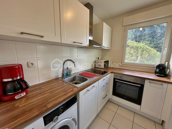 QUIMPER – APPARTEMENT T2 DE 50 M² ENVIRON – REZ-DE-CHAUSSÉE – RÉSIDENCE SÉCURISÉE DE 2003 – BALCON – CHAMBRE AVEC PLACARD – CUISINE AMÉNAGÉE ET ÉQUIPÉE – PARKING PRIVATIF – LOCAL VÉLOS – RAVALEMENT DÉJÀ VOTÉ À CHARGE VENDEUR – DPE C.

**** Rez-de-chaussée – balcon – parking aérien privatif – ravalement de façade déjà voté et pris en charge par le vendeur. ****

Gino DUPUY vous propose, à Quimper, à proximité des commerces, des commodités et des établissements scolaires, cet appartement T2 de 50 m² environ, situé au rez-de-chaussée d'une résidence sécurisée de 2003.

L'appartement bénéficie d'une distribution fonctionnelle, avec un séjour donnant directement accès au balcon, une cuisine semi-ouverte aménagée et équipée ainsi qu'une chambre disposant de son propre placard.

Une place de stationnement aérienne privative complète le bien. La copropriété dispose également d'un local à vélos commun.

Point important : le ravalement de la résidence a déjà été voté et restera à la charge du vendeur.

L'appartement se compose de la manière suivante :

– Une entrée avec placard.
– Un salon-séjour donnant sur le balcon.
– Une cuisine semi-ouverte, aménagée et équipée.
– Une chambre avec placard intégré.
– Une salle de bains.
– Un WC indépendant.

Informations complémentaires :

– Surface : 50 m².
– Résidence construite en 2003.
– Rez-de-chaussée.
– Résidence sécurisée.
– Balcon.
– Parking aérien privatif.
– Local à vélos commun.
– Chauffage électrique par radiateurs à inertie programmables.
– Volets roulants manuels.
– Menuiseries PVC double vitrage
– Fibre optique.
– Assainissement collectif : tout à l'égout.
– Interphone.
– Ravalement déjà voté et à charge vendeur.
– DPE : classe C 
– Taxe foncière : 817 €.
– Charges de copropriété : environ 99 €/mois

*** Plan croquis et superficies en fin d'annonce ***

Un appartement adapté aussi bien à une résidence principale qu'à un projet d'investissement, avec stationnement privatif et balcon, tout en bénéficiant d'un emplacement pratique à proximité des principaux services de Quimper.

--- Visite uniquement sur rendez-vous ---

Contact Exclusif BSK : Gino DUPUY

VENTE IMMOBILIÈRE – QUIMPER & FINISTÈRE SUD
Échangeons sur votre projet, sans engagement, pour définir la meilleure stratégie de vente.

APPORTEURS D'AFFAIRES
Vous connaissez quelqu'un qui souhaite vendre ou acheter ?
Un simple message suffit pour initier un contact, je m'occupe du reste. Rémunération attractive.

COLLABORATION INTERCABINET
Discutons volontiers d'un partage de mandat ou d'un acheteur en recherche.

Honoraires charge vendeur : aucun frais d'agence supplémentaires pour vous.
Le prix affiché est votre prix final hors frais de notaire.