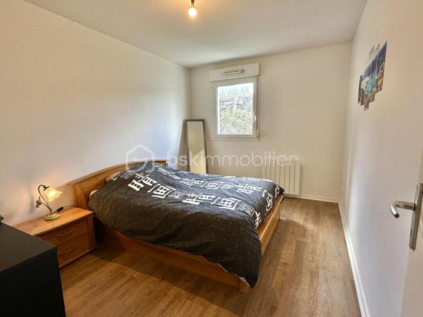 QUIMPER – APPARTEMENT T2 DE 50 M² ENVIRON – REZ-DE-CHAUSSÉE – RÉSIDENCE SÉCURISÉE DE 2003 – BALCON – CHAMBRE AVEC PLACARD – CUISINE AMÉNAGÉE ET ÉQUIPÉE – PARKING PRIVATIF – LOCAL VÉLOS – RAVALEMENT DÉJÀ VOTÉ À CHARGE VENDEUR – DPE C.

**** Rez-de-chaussée – balcon – parking aérien privatif – ravalement de façade déjà voté et pris en charge par le vendeur. ****

Gino DUPUY vous propose, à Quimper, à proximité des commerces, des commodités et des établissements scolaires, cet appartement T2 de 50 m² environ, situé au rez-de-chaussée d'une résidence sécurisée de 2003.

L'appartement bénéficie d'une distribution fonctionnelle, avec un séjour donnant directement accès au balcon, une cuisine semi-ouverte aménagée et équipée ainsi qu'une chambre disposant de son propre placard.

Une place de stationnement aérienne privative complète le bien. La copropriété dispose également d'un local à vélos commun.

Point important : le ravalement de la résidence a déjà été voté et restera à la charge du vendeur.

L'appartement se compose de la manière suivante :

– Une entrée avec placard.
– Un salon-séjour donnant sur le balcon.
– Une cuisine semi-ouverte, aménagée et équipée.
– Une chambre avec placard intégré.
– Une salle de bains.
– Un WC indépendant.

Informations complémentaires :

– Surface : 50 m².
– Résidence construite en 2003.
– Rez-de-chaussée.
– Résidence sécurisée.
– Balcon.
– Parking aérien privatif.
– Local à vélos commun.
– Chauffage électrique par radiateurs à inertie programmables.
– Volets roulants manuels.
– Menuiseries PVC double vitrage
– Fibre optique.
– Assainissement collectif : tout à l'égout.
– Interphone.
– Ravalement déjà voté et à charge vendeur.
– DPE : classe C 
– Taxe foncière : 817 €.
– Charges de copropriété : environ 99 €/mois

*** Plan croquis et superficies en fin d'annonce ***

Un appartement adapté aussi bien à une résidence principale qu'à un projet d'investissement, avec stationnement privatif et balcon, tout en bénéficiant d'un emplacement pratique à proximité des principaux services de Quimper.

--- Visite uniquement sur rendez-vous ---

Contact Exclusif BSK : Gino DUPUY

VENTE IMMOBILIÈRE – QUIMPER & FINISTÈRE SUD
Échangeons sur votre projet, sans engagement, pour définir la meilleure stratégie de vente.

APPORTEURS D'AFFAIRES
Vous connaissez quelqu'un qui souhaite vendre ou acheter ?
Un simple message suffit pour initier un contact, je m'occupe du reste. Rémunération attractive.

COLLABORATION INTERCABINET
Discutons volontiers d'un partage de mandat ou d'un acheteur en recherche.

Honoraires charge vendeur : aucun frais d'agence supplémentaires pour vous.
Le prix affiché est votre prix final hors frais de notaire.