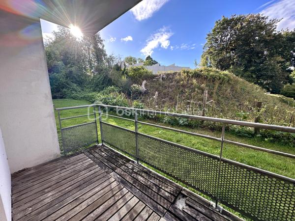 QUIMPER – APPARTEMENT T2 DE 50 M² ENVIRON – REZ-DE-CHAUSSÉE – RÉSIDENCE SÉCURISÉE DE 2003 – BALCON – CHAMBRE AVEC PLACARD – CUISINE AMÉNAGÉE ET ÉQUIPÉE – PARKING PRIVATIF – LOCAL VÉLOS – RAVALEMENT DÉJÀ VOTÉ À CHARGE VENDEUR – DPE C.

**** Rez-de-chaussée – balcon – parking aérien privatif – ravalement de façade déjà voté et pris en charge par le vendeur. ****

Gino DUPUY vous propose, à Quimper, à proximité des commerces, des commodités et des établissements scolaires, cet appartement T2 de 50 m² environ, situé au rez-de-chaussée d'une résidence sécurisée de 2003.

L'appartement bénéficie d'une distribution fonctionnelle, avec un séjour donnant directement accès au balcon, une cuisine semi-ouverte aménagée et équipée ainsi qu'une chambre disposant de son propre placard.

Une place de stationnement aérienne privative complète le bien. La copropriété dispose également d'un local à vélos commun.

Point important : le ravalement de la résidence a déjà été voté et restera à la charge du vendeur.

L'appartement se compose de la manière suivante :

– Une entrée avec placard.
– Un salon-séjour donnant sur le balcon.
– Une cuisine semi-ouverte, aménagée et équipée.
– Une chambre avec placard intégré.
– Une salle de bains.
– Un WC indépendant.

Informations complémentaires :

– Surface : 50 m².
– Résidence construite en 2003.
– Rez-de-chaussée.
– Résidence sécurisée.
– Balcon.
– Parking aérien privatif.
– Local à vélos commun.
– Chauffage électrique par radiateurs à inertie programmables.
– Volets roulants manuels.
– Menuiseries PVC double vitrage
– Fibre optique.
– Assainissement collectif : tout à l'égout.
– Interphone.
– Ravalement déjà voté et à charge vendeur.
– DPE : classe C 
– Taxe foncière : 817 €.
– Charges de copropriété : environ 99 €/mois

*** Plan croquis et superficies en fin d'annonce ***

Un appartement adapté aussi bien à une résidence principale qu'à un projet d'investissement, avec stationnement privatif et balcon, tout en bénéficiant d'un emplacement pratique à proximité des principaux services de Quimper.

--- Visite uniquement sur rendez-vous ---

Contact Exclusif BSK : Gino DUPUY

VENTE IMMOBILIÈRE – QUIMPER & FINISTÈRE SUD
Échangeons sur votre projet, sans engagement, pour définir la meilleure stratégie de vente.

APPORTEURS D'AFFAIRES
Vous connaissez quelqu'un qui souhaite vendre ou acheter ?
Un simple message suffit pour initier un contact, je m'occupe du reste. Rémunération attractive.

COLLABORATION INTERCABINET
Discutons volontiers d'un partage de mandat ou d'un acheteur en recherche.

Honoraires charge vendeur : aucun frais d'agence supplémentaires pour vous.
Le prix affiché est votre prix final hors frais de notaire.