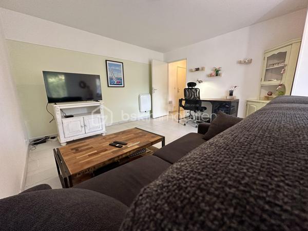 QUIMPER – APPARTEMENT T2 DE 50 M² ENVIRON – REZ-DE-CHAUSSÉE – RÉSIDENCE SÉCURISÉE DE 2003 – BALCON – CHAMBRE AVEC PLACARD – CUISINE AMÉNAGÉE ET ÉQUIPÉE – PARKING PRIVATIF – LOCAL VÉLOS – RAVALEMENT DÉJÀ VOTÉ À CHARGE VENDEUR – DPE C.

**** Rez-de-chaussée – balcon – parking aérien privatif – ravalement de façade déjà voté et pris en charge par le vendeur. ****

Gino DUPUY vous propose, à Quimper, à proximité des commerces, des commodités et des établissements scolaires, cet appartement T2 de 50 m² environ, situé au rez-de-chaussée d'une résidence sécurisée de 2003.

L'appartement bénéficie d'une distribution fonctionnelle, avec un séjour donnant directement accès au balcon, une cuisine semi-ouverte aménagée et équipée ainsi qu'une chambre disposant de son propre placard.

Une place de stationnement aérienne privative complète le bien. La copropriété dispose également d'un local à vélos commun.

Point important : le ravalement de la résidence a déjà été voté et restera à la charge du vendeur.

L'appartement se compose de la manière suivante :

– Une entrée avec placard.
– Un salon-séjour donnant sur le balcon.
– Une cuisine semi-ouverte, aménagée et équipée.
– Une chambre avec placard intégré.
– Une salle de bains.
– Un WC indépendant.

Informations complémentaires :

– Surface : 50 m².
– Résidence construite en 2003.
– Rez-de-chaussée.
– Résidence sécurisée.
– Balcon.
– Parking aérien privatif.
– Local à vélos commun.
– Chauffage électrique par radiateurs à inertie programmables.
– Volets roulants manuels.
– Menuiseries PVC double vitrage
– Fibre optique.
– Assainissement collectif : tout à l'égout.
– Interphone.
– Ravalement déjà voté et à charge vendeur.
– DPE : classe C 
– Taxe foncière : 817 €.
– Charges de copropriété : environ 99 €/mois

*** Plan croquis et superficies en fin d'annonce ***

Un appartement adapté aussi bien à une résidence principale qu'à un projet d'investissement, avec stationnement privatif et balcon, tout en bénéficiant d'un emplacement pratique à proximité des principaux services de Quimper.

--- Visite uniquement sur rendez-vous ---

Contact Exclusif BSK : Gino DUPUY

VENTE IMMOBILIÈRE – QUIMPER & FINISTÈRE SUD
Échangeons sur votre projet, sans engagement, pour définir la meilleure stratégie de vente.

APPORTEURS D'AFFAIRES
Vous connaissez quelqu'un qui souhaite vendre ou acheter ?
Un simple message suffit pour initier un contact, je m'occupe du reste. Rémunération attractive.

COLLABORATION INTERCABINET
Discutons volontiers d'un partage de mandat ou d'un acheteur en recherche.

Honoraires charge vendeur : aucun frais d'agence supplémentaires pour vous.
Le prix affiché est votre prix final hors frais de notaire.