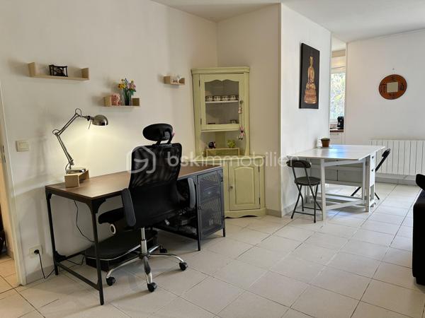 QUIMPER – APPARTEMENT T2 DE 50 M² ENVIRON – REZ-DE-CHAUSSÉE – RÉSIDENCE SÉCURISÉE DE 2003 – BALCON – CHAMBRE AVEC PLACARD – CUISINE AMÉNAGÉE ET ÉQUIPÉE – PARKING PRIVATIF – LOCAL VÉLOS – RAVALEMENT DÉJÀ VOTÉ À CHARGE VENDEUR – DPE C.

**** Rez-de-chaussée – balcon – parking aérien privatif – ravalement de façade déjà voté et pris en charge par le vendeur. ****

Gino DUPUY vous propose, à Quimper, à proximité des commerces, des commodités et des établissements scolaires, cet appartement T2 de 50 m² environ, situé au rez-de-chaussée d'une résidence sécurisée de 2003.

L'appartement bénéficie d'une distribution fonctionnelle, avec un séjour donnant directement accès au balcon, une cuisine semi-ouverte aménagée et équipée ainsi qu'une chambre disposant de son propre placard.

Une place de stationnement aérienne privative complète le bien. La copropriété dispose également d'un local à vélos commun.

Point important : le ravalement de la résidence a déjà été voté et restera à la charge du vendeur.

L'appartement se compose de la manière suivante :

– Une entrée avec placard.
– Un salon-séjour donnant sur le balcon.
– Une cuisine semi-ouverte, aménagée et équipée.
– Une chambre avec placard intégré.
– Une salle de bains.
– Un WC indépendant.

Informations complémentaires :

– Surface : 50 m².
– Résidence construite en 2003.
– Rez-de-chaussée.
– Résidence sécurisée.
– Balcon.
– Parking aérien privatif.
– Local à vélos commun.
– Chauffage électrique par radiateurs à inertie programmables.
– Volets roulants manuels.
– Menuiseries PVC double vitrage
– Fibre optique.
– Assainissement collectif : tout à l'égout.
– Interphone.
– Ravalement déjà voté et à charge vendeur.
– DPE : classe C 
– Taxe foncière : 817 €.
– Charges de copropriété : environ 99 €/mois

*** Plan croquis et superficies en fin d'annonce ***

Un appartement adapté aussi bien à une résidence principale qu'à un projet d'investissement, avec stationnement privatif et balcon, tout en bénéficiant d'un emplacement pratique à proximité des principaux services de Quimper.

--- Visite uniquement sur rendez-vous ---

Contact Exclusif BSK : Gino DUPUY

VENTE IMMOBILIÈRE – QUIMPER & FINISTÈRE SUD
Échangeons sur votre projet, sans engagement, pour définir la meilleure stratégie de vente.

APPORTEURS D'AFFAIRES
Vous connaissez quelqu'un qui souhaite vendre ou acheter ?
Un simple message suffit pour initier un contact, je m'occupe du reste. Rémunération attractive.

COLLABORATION INTERCABINET
Discutons volontiers d'un partage de mandat ou d'un acheteur en recherche.

Honoraires charge vendeur : aucun frais d'agence supplémentaires pour vous.
Le prix affiché est votre prix final hors frais de notaire.