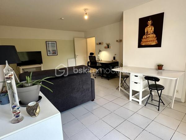 QUIMPER – APPARTEMENT T2 DE 50 M² ENVIRON – REZ-DE-CHAUSSÉE – RÉSIDENCE SÉCURISÉE DE 2003 – BALCON – CHAMBRE AVEC PLACARD – CUISINE AMÉNAGÉE ET ÉQUIPÉE – PARKING PRIVATIF – LOCAL VÉLOS – RAVALEMENT DÉJÀ VOTÉ À CHARGE VENDEUR – DPE C.

**** Rez-de-chaussée – balcon – parking aérien privatif – ravalement de façade déjà voté et pris en charge par le vendeur. ****

Gino DUPUY vous propose, à Quimper, à proximité des commerces, des commodités et des établissements scolaires, cet appartement T2 de 50 m² environ, situé au rez-de-chaussée d'une résidence sécurisée de 2003.

L'appartement bénéficie d'une distribution fonctionnelle, avec un séjour donnant directement accès au balcon, une cuisine semi-ouverte aménagée et équipée ainsi qu'une chambre disposant de son propre placard.

Une place de stationnement aérienne privative complète le bien. La copropriété dispose également d'un local à vélos commun.

Point important : le ravalement de la résidence a déjà été voté et restera à la charge du vendeur.

L'appartement se compose de la manière suivante :

– Une entrée avec placard.
– Un salon-séjour donnant sur le balcon.
– Une cuisine semi-ouverte, aménagée et équipée.
– Une chambre avec placard intégré.
– Une salle de bains.
– Un WC indépendant.

Informations complémentaires :

– Surface : 50 m².
– Résidence construite en 2003.
– Rez-de-chaussée.
– Résidence sécurisée.
– Balcon.
– Parking aérien privatif.
– Local à vélos commun.
– Chauffage électrique par radiateurs à inertie programmables.
– Volets roulants manuels.
– Menuiseries PVC double vitrage
– Fibre optique.
– Assainissement collectif : tout à l'égout.
– Interphone.
– Ravalement déjà voté et à charge vendeur.
– DPE : classe C 
– Taxe foncière : 817 €.
– Charges de copropriété : environ 99 €/mois

*** Plan croquis et superficies en fin d'annonce ***

Un appartement adapté aussi bien à une résidence principale qu'à un projet d'investissement, avec stationnement privatif et balcon, tout en bénéficiant d'un emplacement pratique à proximité des principaux services de Quimper.

--- Visite uniquement sur rendez-vous ---

Contact Exclusif BSK : Gino DUPUY

VENTE IMMOBILIÈRE – QUIMPER & FINISTÈRE SUD
Échangeons sur votre projet, sans engagement, pour définir la meilleure stratégie de vente.

APPORTEURS D'AFFAIRES
Vous connaissez quelqu'un qui souhaite vendre ou acheter ?
Un simple message suffit pour initier un contact, je m'occupe du reste. Rémunération attractive.

COLLABORATION INTERCABINET
Discutons volontiers d'un partage de mandat ou d'un acheteur en recherche.

Honoraires charge vendeur : aucun frais d'agence supplémentaires pour vous.
Le prix affiché est votre prix final hors frais de notaire.