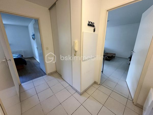 QUIMPER – APPARTEMENT T2 DE 50 M² ENVIRON – REZ-DE-CHAUSSÉE – RÉSIDENCE SÉCURISÉE DE 2003 – BALCON – CHAMBRE AVEC PLACARD – CUISINE AMÉNAGÉE ET ÉQUIPÉE – PARKING PRIVATIF – LOCAL VÉLOS – RAVALEMENT DÉJÀ VOTÉ À CHARGE VENDEUR – DPE C.

**** Rez-de-chaussée – balcon – parking aérien privatif – ravalement de façade déjà voté et pris en charge par le vendeur. ****

Gino DUPUY vous propose, à Quimper, à proximité des commerces, des commodités et des établissements scolaires, cet appartement T2 de 50 m² environ, situé au rez-de-chaussée d'une résidence sécurisée de 2003.

L'appartement bénéficie d'une distribution fonctionnelle, avec un séjour donnant directement accès au balcon, une cuisine semi-ouverte aménagée et équipée ainsi qu'une chambre disposant de son propre placard.

Une place de stationnement aérienne privative complète le bien. La copropriété dispose également d'un local à vélos commun.

Point important : le ravalement de la résidence a déjà été voté et restera à la charge du vendeur.

L'appartement se compose de la manière suivante :

– Une entrée avec placard.
– Un salon-séjour donnant sur le balcon.
– Une cuisine semi-ouverte, aménagée et équipée.
– Une chambre avec placard intégré.
– Une salle de bains.
– Un WC indépendant.

Informations complémentaires :

– Surface : 50 m².
– Résidence construite en 2003.
– Rez-de-chaussée.
– Résidence sécurisée.
– Balcon.
– Parking aérien privatif.
– Local à vélos commun.
– Chauffage électrique par radiateurs à inertie programmables.
– Volets roulants manuels.
– Menuiseries PVC double vitrage
– Fibre optique.
– Assainissement collectif : tout à l'égout.
– Interphone.
– Ravalement déjà voté et à charge vendeur.
– DPE : classe C 
– Taxe foncière : 817 €.
– Charges de copropriété : environ 99 €/mois

*** Plan croquis et superficies en fin d'annonce ***

Un appartement adapté aussi bien à une résidence principale qu'à un projet d'investissement, avec stationnement privatif et balcon, tout en bénéficiant d'un emplacement pratique à proximité des principaux services de Quimper.

--- Visite uniquement sur rendez-vous ---

Contact Exclusif BSK : Gino DUPUY

VENTE IMMOBILIÈRE – QUIMPER & FINISTÈRE SUD
Échangeons sur votre projet, sans engagement, pour définir la meilleure stratégie de vente.

APPORTEURS D'AFFAIRES
Vous connaissez quelqu'un qui souhaite vendre ou acheter ?
Un simple message suffit pour initier un contact, je m'occupe du reste. Rémunération attractive.

COLLABORATION INTERCABINET
Discutons volontiers d'un partage de mandat ou d'un acheteur en recherche.

Honoraires charge vendeur : aucun frais d'agence supplémentaires pour vous.
Le prix affiché est votre prix final hors frais de notaire.