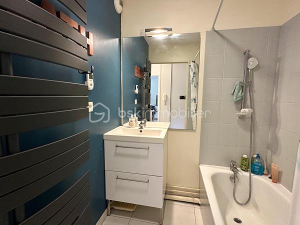 QUIMPER – APPARTEMENT T2 DE 50 M² ENVIRON – REZ-DE-CHAUSSÉE – RÉSIDENCE SÉCURISÉE DE 2003 – BALCON – CHAMBRE AVEC PLACARD – CUISINE AMÉNAGÉE ET ÉQUIPÉE – PARKING PRIVATIF – LOCAL VÉLOS – RAVALEMENT DÉJÀ VOTÉ À CHARGE VENDEUR – DPE C.

**** Rez-de-chaussée – balcon – parking aérien privatif – ravalement de façade déjà voté et pris en charge par le vendeur. ****

Gino DUPUY vous propose, à Quimper, à proximité des commerces, des commodités et des établissements scolaires, cet appartement T2 de 50 m² environ, situé au rez-de-chaussée d'une résidence sécurisée de 2003.

L'appartement bénéficie d'une distribution fonctionnelle, avec un séjour donnant directement accès au balcon, une cuisine semi-ouverte aménagée et équipée ainsi qu'une chambre disposant de son propre placard.

Une place de stationnement aérienne privative complète le bien. La copropriété dispose également d'un local à vélos commun.

Point important : le ravalement de la résidence a déjà été voté et restera à la charge du vendeur.

L'appartement se compose de la manière suivante :

– Une entrée avec placard.
– Un salon-séjour donnant sur le balcon.
– Une cuisine semi-ouverte, aménagée et équipée.
– Une chambre avec placard intégré.
– Une salle de bains.
– Un WC indépendant.

Informations complémentaires :

– Surface : 50 m².
– Résidence construite en 2003.
– Rez-de-chaussée.
– Résidence sécurisée.
– Balcon.
– Parking aérien privatif.
– Local à vélos commun.
– Chauffage électrique par radiateurs à inertie programmables.
– Volets roulants manuels.
– Menuiseries PVC double vitrage
– Fibre optique.
– Assainissement collectif : tout à l'égout.
– Interphone.
– Ravalement déjà voté et à charge vendeur.
– DPE : classe C 
– Taxe foncière : 817 €.
– Charges de copropriété : environ 99 €/mois

*** Plan croquis et superficies en fin d'annonce ***

Un appartement adapté aussi bien à une résidence principale qu'à un projet d'investissement, avec stationnement privatif et balcon, tout en bénéficiant d'un emplacement pratique à proximité des principaux services de Quimper.

--- Visite uniquement sur rendez-vous ---

Contact Exclusif BSK : Gino DUPUY

VENTE IMMOBILIÈRE – QUIMPER & FINISTÈRE SUD
Échangeons sur votre projet, sans engagement, pour définir la meilleure stratégie de vente.

APPORTEURS D'AFFAIRES
Vous connaissez quelqu'un qui souhaite vendre ou acheter ?
Un simple message suffit pour initier un contact, je m'occupe du reste. Rémunération attractive.

COLLABORATION INTERCABINET
Discutons volontiers d'un partage de mandat ou d'un acheteur en recherche.

Honoraires charge vendeur : aucun frais d'agence supplémentaires pour vous.
Le prix affiché est votre prix final hors frais de notaire.