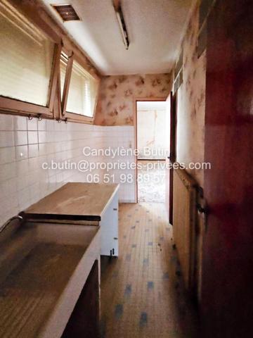 Maison à rénover,  avec 2 garages sur grand parcelle