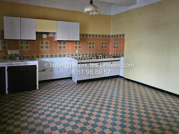 Maison à rénover,  avec 2 garages sur grand parcelle