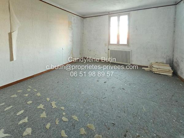 Maison à rénover,  avec 2 garages sur grand parcelle