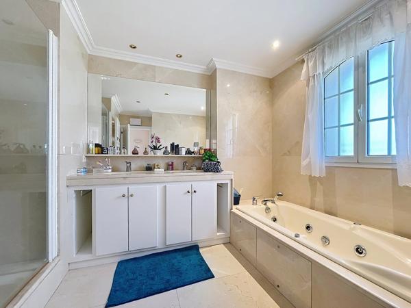 ELEGANTE PROPRIETE FAMILIALE AVEC PARC ET PISCINE, ST-FELIU-D'AVALL