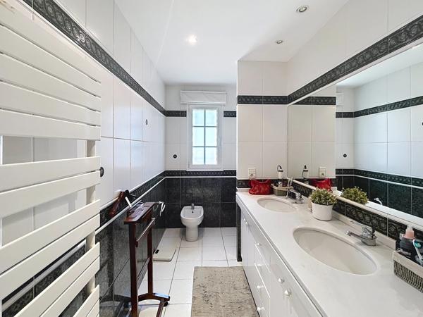 ELEGANTE PROPRIETE FAMILIALE AVEC PARC ET PISCINE, ST-FELIU-D'AVALL