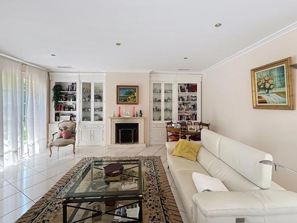 ELEGANTE PROPRIETE FAMILIALE AVEC PARC ET PISCINE, ST-FELIU-D'AVALL