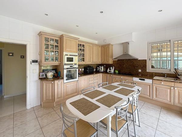 ELEGANTE PROPRIETE FAMILIALE AVEC PARC ET PISCINE, ST-FELIU-D'AVALL