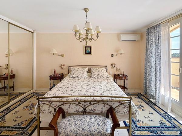 ELEGANTE PROPRIETE FAMILIALE AVEC PARC ET PISCINE, ST-FELIU-D'AVALL