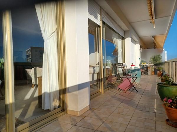 LA ROCHELLE BEL APPARTEMENT VUE MER LE SURCOUF Résidence sécurisée avec place de Parking ,  La rochelle