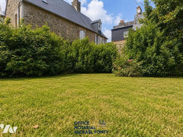 COUTANCES CENTRE

Maison de caractère en pierre de 203 m² habitables sur terrain clos de 659 ...