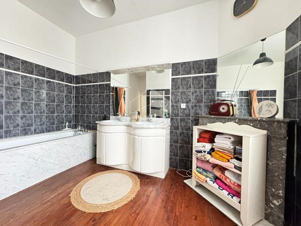 A vendre dans le centre ville de Périgueux, jolie MAISON DE VILLE DE TYPE 4 AVEC JARDIN