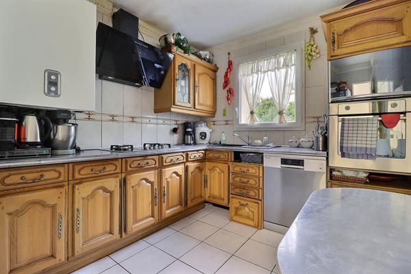 À découvrir en exclusivité : spacieux appartement familial de 110 m² avec balcon et double stationnement