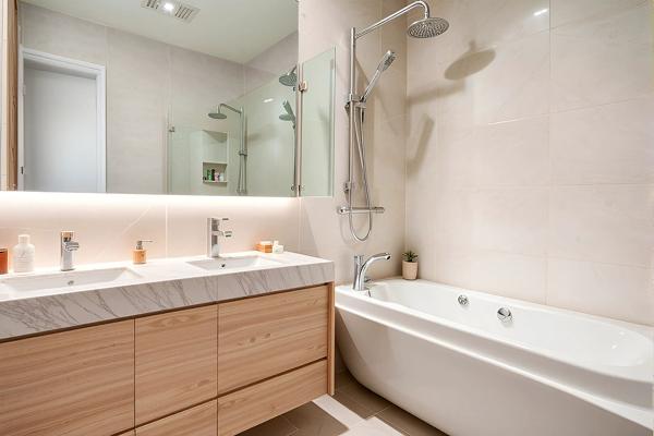 À découvrir en exclusivité : spacieux appartement familial de 110 m² avec balcon et double stationnement