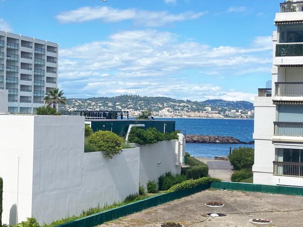 Appartement 2 pièces de 55 m² avec terrasse, grand parking souterrain et cave, aperçu mer et bâteaux