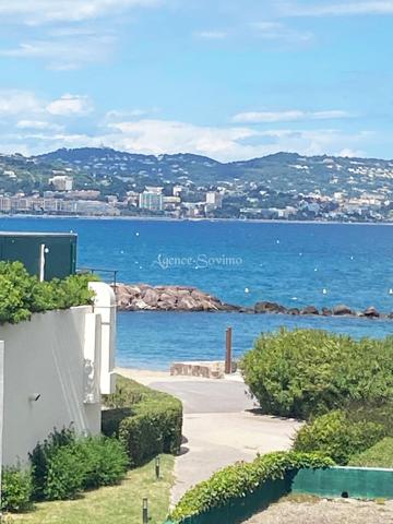 Appartement 2 pièces de 55 m² avec terrasse, grand parking souterrain et cave, aperçu mer et bâteaux