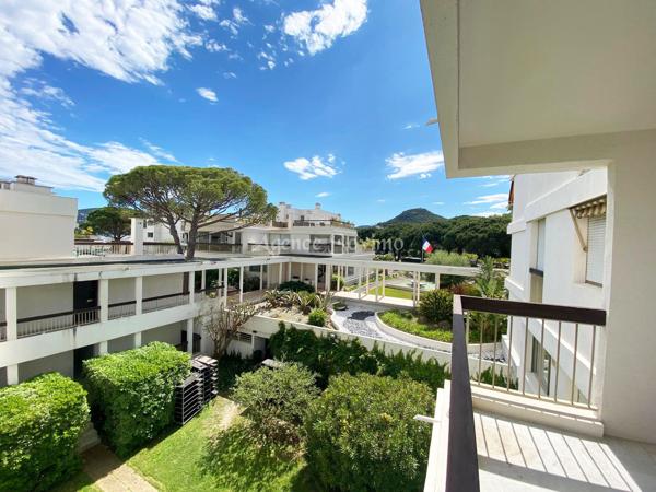Appartement 2 pièces de 55 m² avec terrasse, grand parking souterrain et cave, aperçu mer et bâteaux