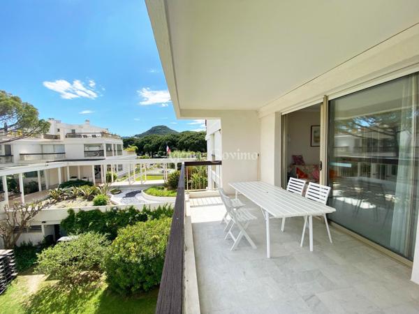 Appartement 2 pièces de 55 m² avec terrasse, grand parking souterrain et cave, aperçu mer et bâteaux