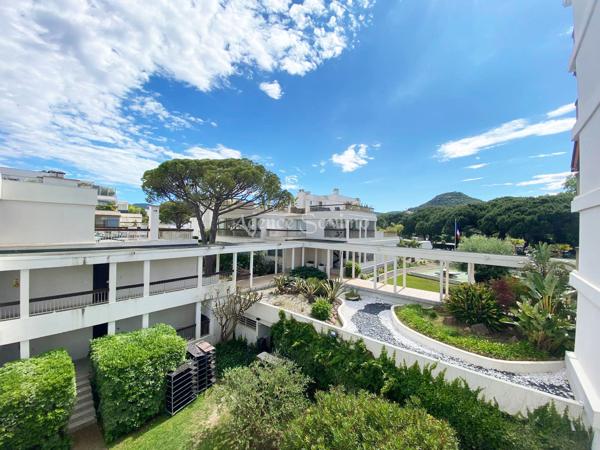 Appartement 2 pièces de 55 m² avec terrasse, grand parking souterrain et cave, aperçu mer et bâteaux