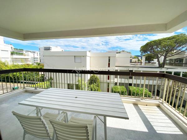 Appartement 2 pièces de 55 m² avec terrasse, grand parking souterrain et cave, aperçu mer et bâteaux