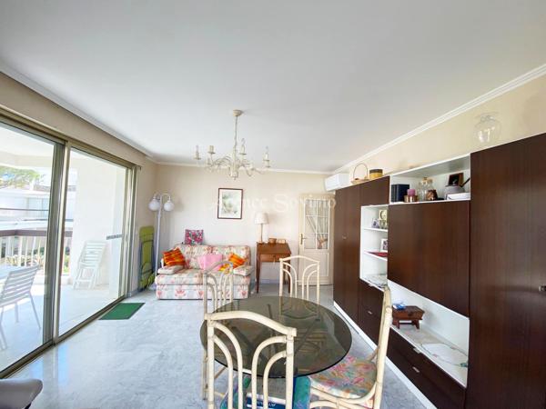 Appartement 2 pièces de 55 m² avec terrasse, grand parking souterrain et cave, aperçu mer et bâteaux