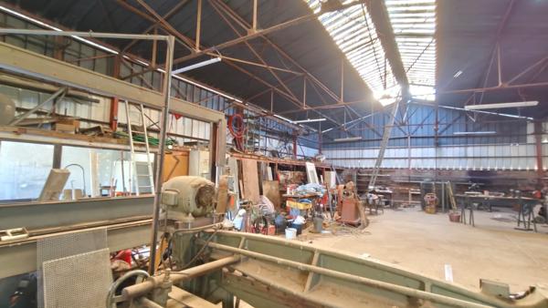 Proche Limoux - Hangar/Atelier de 530m² environ sur terrain attenant de 1778m²