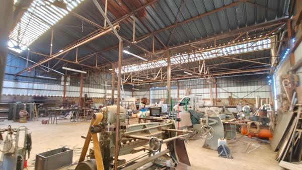Proche Limoux - Hangar/Atelier de 530m² environ sur terrain attenant de 1778m²
