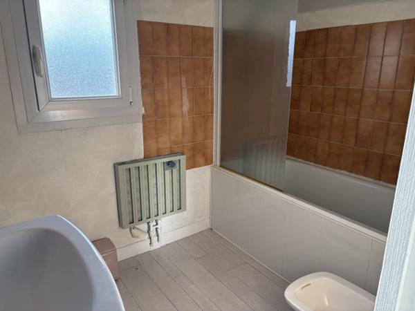 Maison avec 3 chambres, jardin, garage, proche des commodités