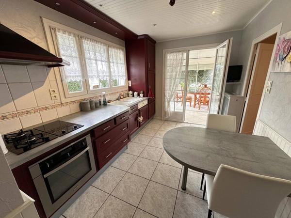 Maison sur sous-sol de 120 m² avec véranda sur terrain de 704 m² proche hypermarché