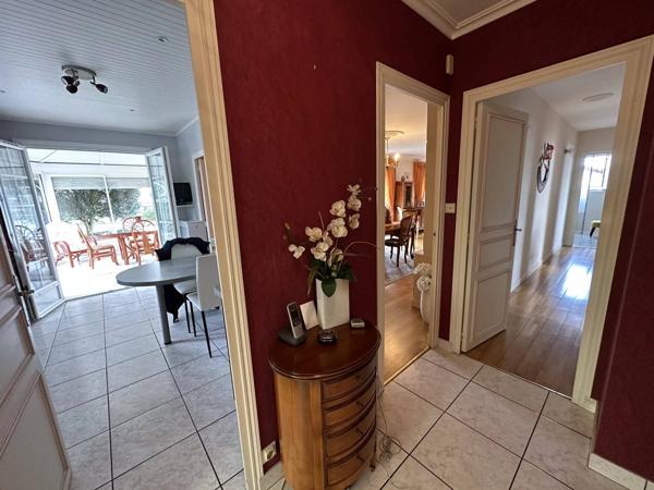 Maison sur sous-sol de 120 m² avec véranda sur terrain de 704 m² proche hypermarché