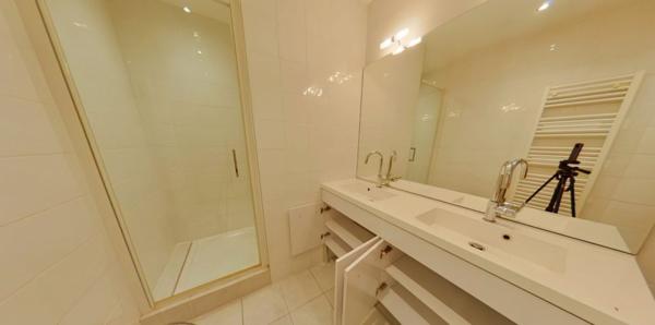 APPARTEMENT T4 A LOUER - LYON 8EME ARRONDISSEMENT Colbert 79.21 m 2 1 185 € charges comprises par mois