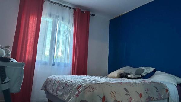 JOLIE MAISON DE PLAIN-PIED: 3 ch+bureau. Garage, piscine.