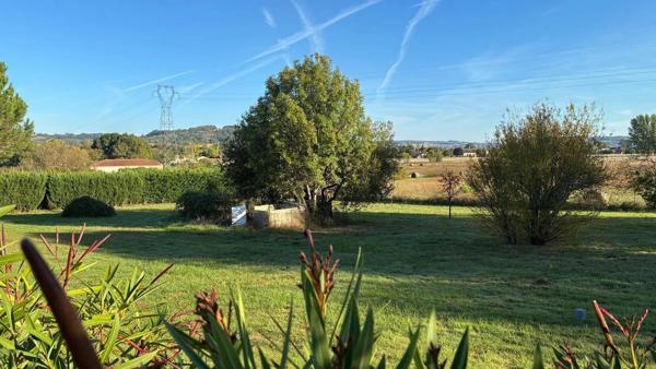 JOLIE MAISON DE PLAIN-PIED: 3 ch+bureau. Garage, piscine.