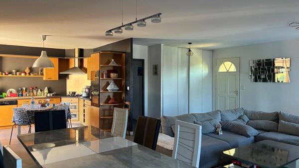 JOLIE MAISON DE PLAIN-PIED: 3 ch+bureau. Garage, piscine.