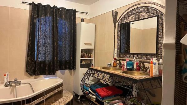 JOLIE MAISON DE PLAIN-PIED: 3 ch+bureau. Garage, piscine.