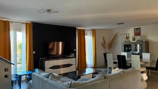 JOLIE MAISON DE PLAIN-PIED: 3 ch+bureau. Garage, piscine.