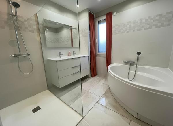 À vendre - Maison mitoyenne 1 côté, 6 pièces située à Saint-Cyr-sur-Loire (37540)