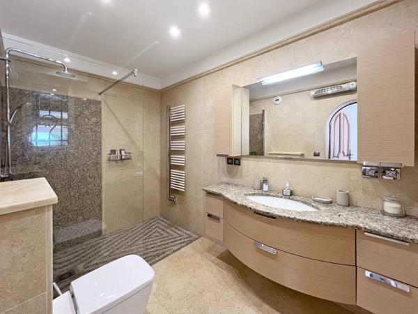 Roquebrune-Cap-Martin, Villa avec Piscine et Vue Exceptionnelle sur la Mer et Monaco