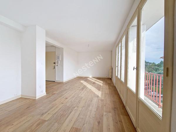 A LOUER APPARTEMENT 3 PIÈCES ENTIÈREMENT RÉNOVÉ ET TRÈS LUMINEUX POITIERS OUEST QUARTIER DES ROCS