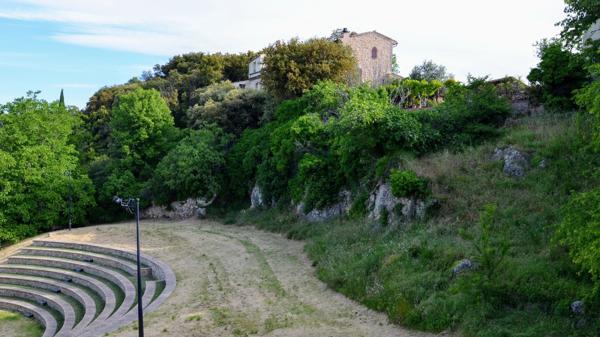 Maison de village avec terrasse et vues dégagées