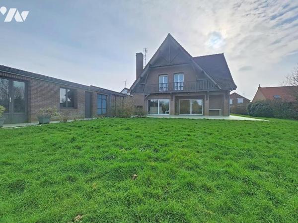 Pavillon individuel en semi plain-pied avec 6 chambres, double garage, jardin.