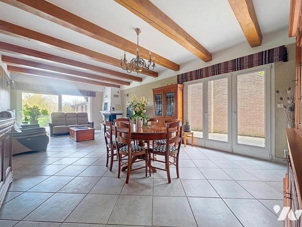 Pavillon individuel en semi plain-pied avec 6 chambres, double garage, jardin.