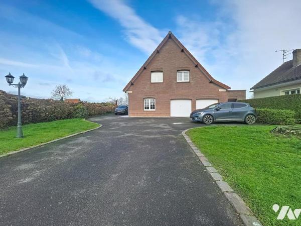 Pavillon individuel en semi plain-pied avec 6 chambres, double garage, jardin.
