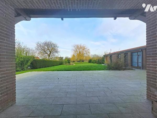 Pavillon individuel en semi plain-pied avec 6 chambres, double garage, jardin.