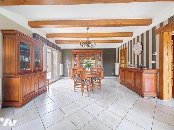 Pavillon individuel en semi plain-pied avec 6 chambres, double garage, jardin.